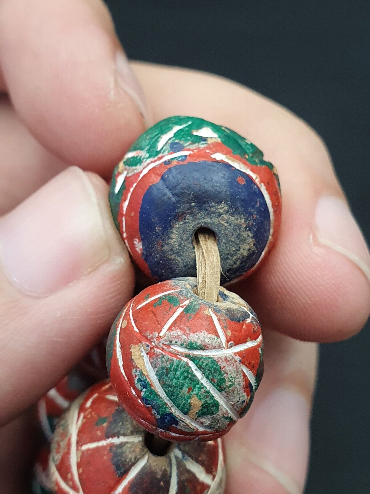 Alte Vintage Indo Nepal Tonperlen langer Strang handbemalte Tonperlen