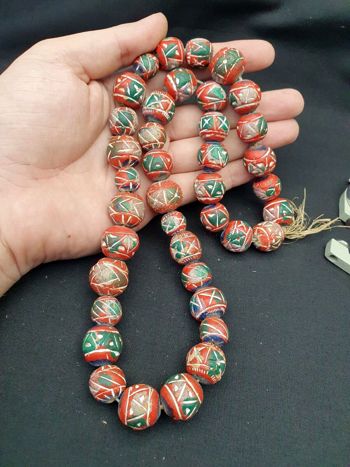 Alte Vintage Indo Nepal Tonperlen langer Strang handbemalte Tonperlen
