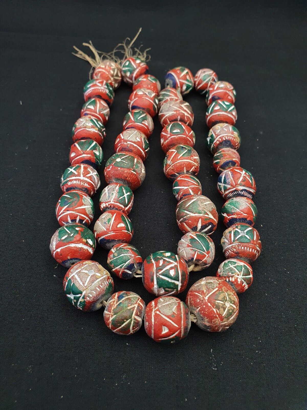 Alte Vintage Indo Nepal Tonperlen langer Strang handbemalte Tonperlen