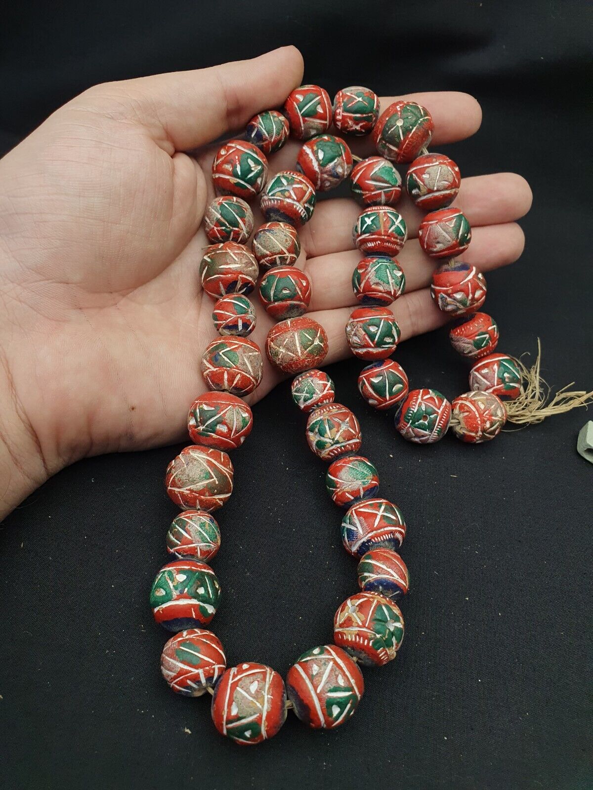 Alte Vintage Indo Nepal Tonperlen langer Strang handbemalte Tonperlen