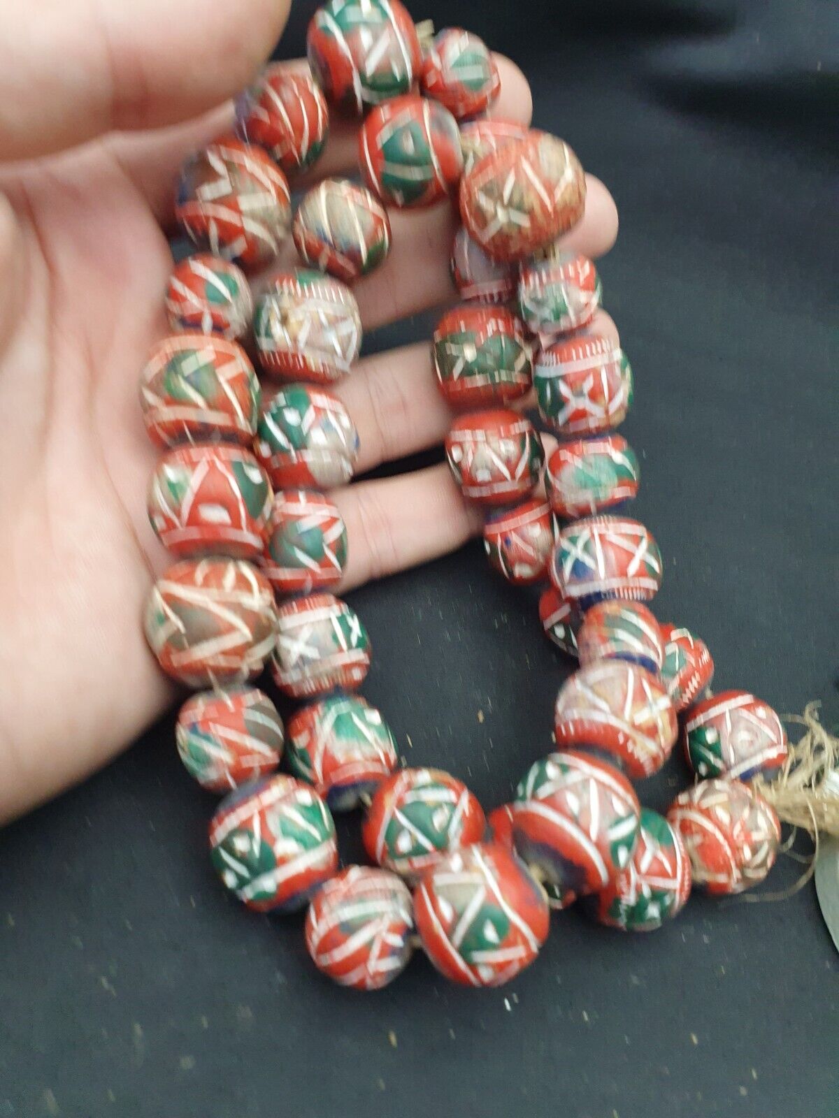 Alte Vintage Indo Nepal Tonperlen langer Strang handbemalte Tonperlen