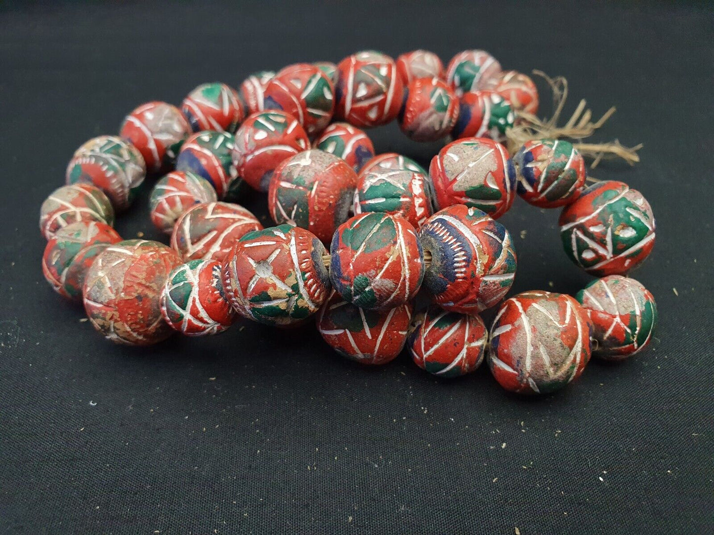 Alte Vintage Indo Nepal Tonperlen langer Strang handbemalte Tonperlen