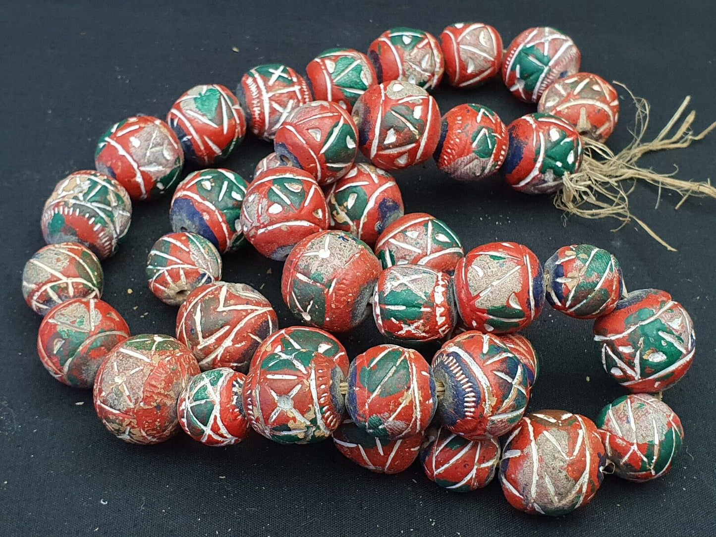 Alte Vintage Indo Nepal Tonperlen langer Strang handbemalte Tonperlen