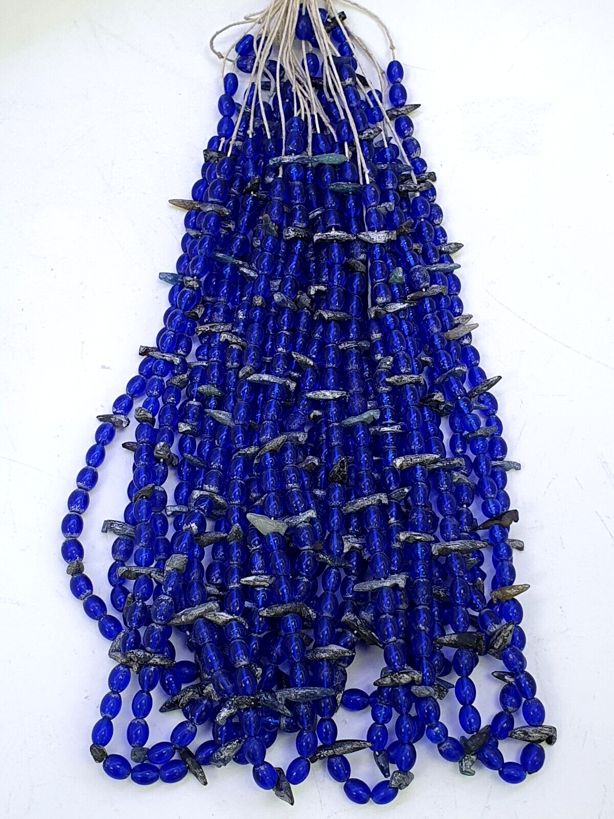 Alte Perlen aus blauem Glas mit antikem römischem Glasschmuck, Halskette der Antike