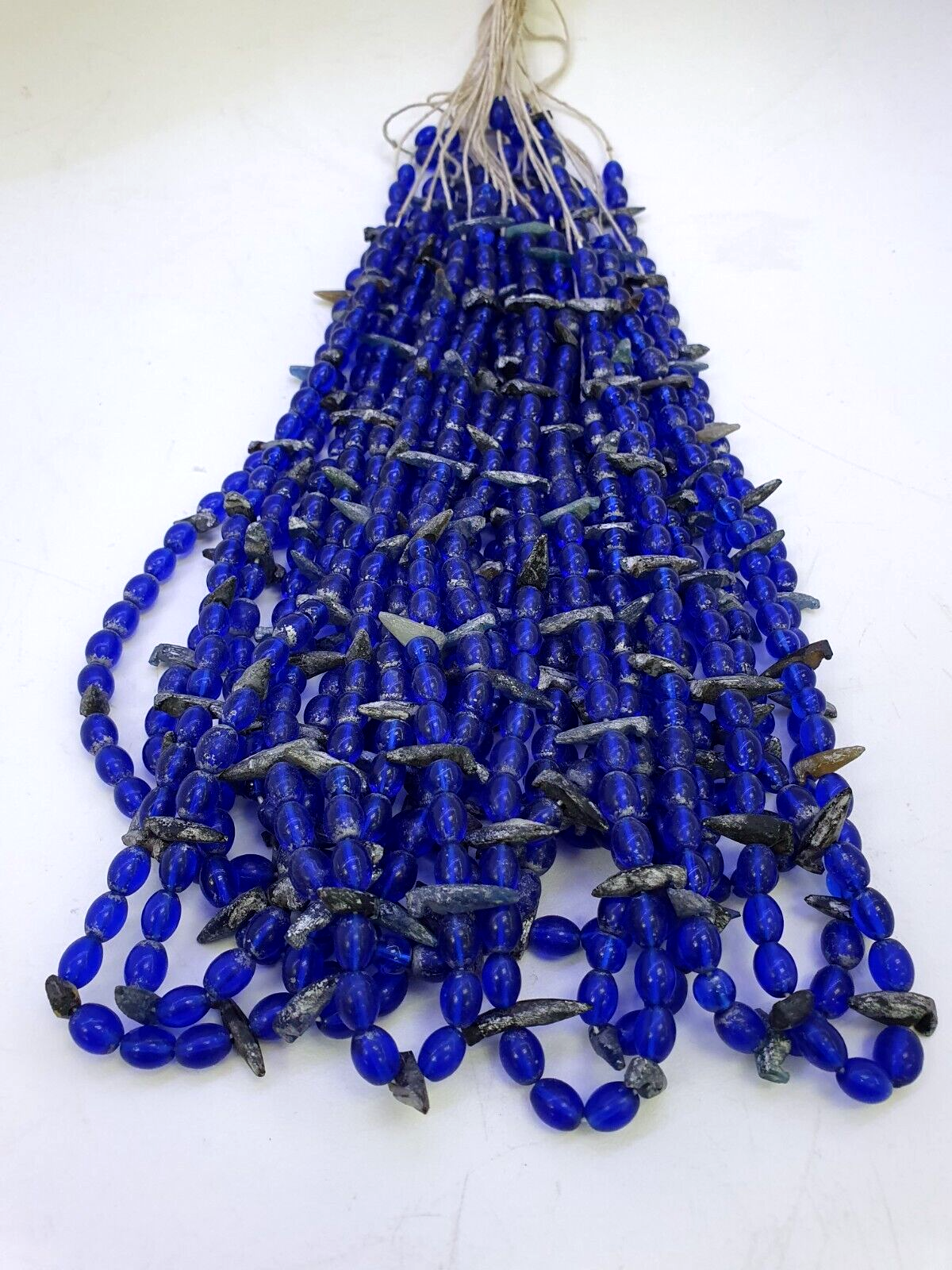 Alte Perlen aus blauem Glas mit antikem römischem Glasschmuck, Halskette der Antike