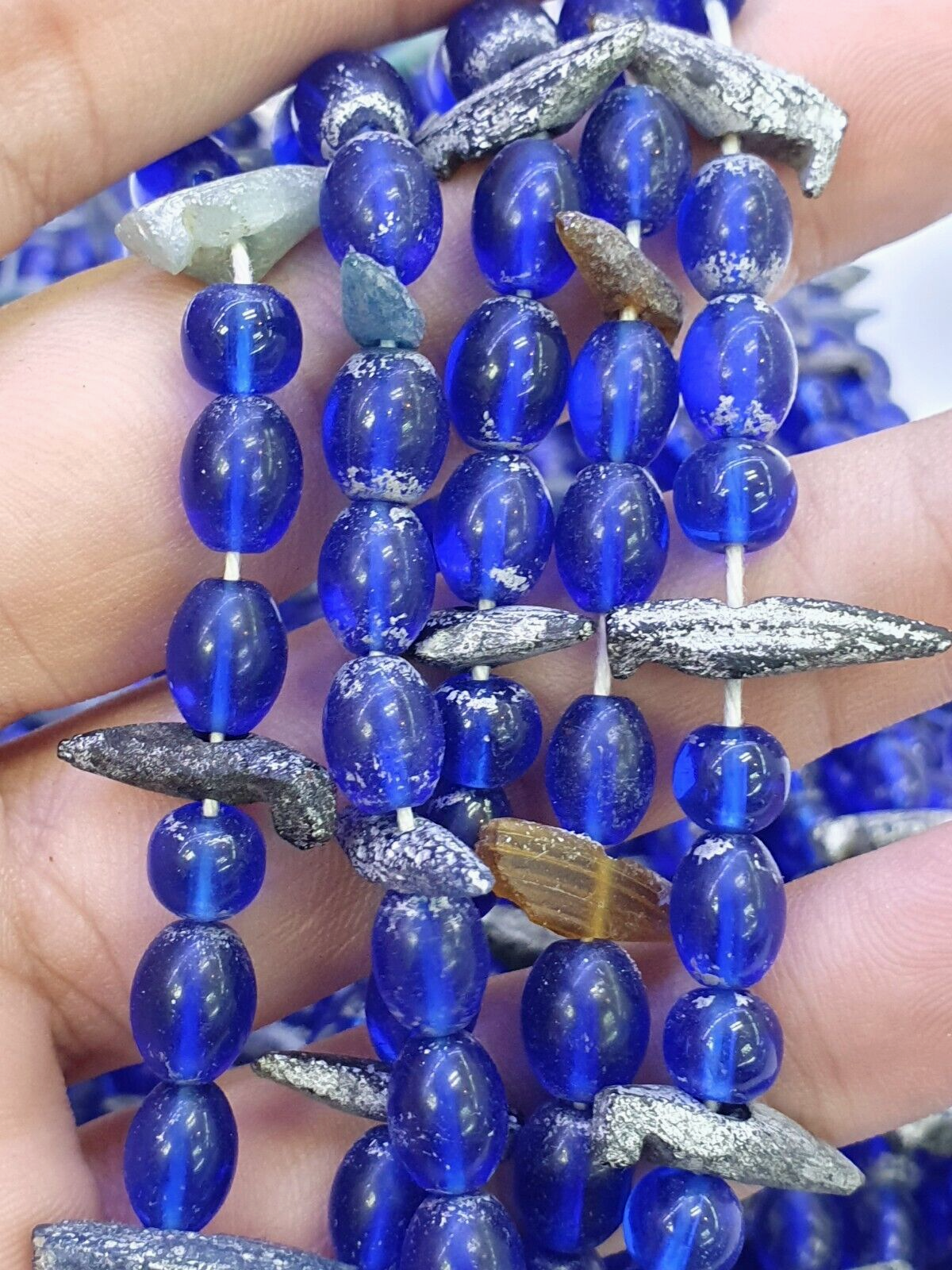 Alte Perlen aus blauem Glas mit antikem römischem Glasschmuck, Halskette der Antike