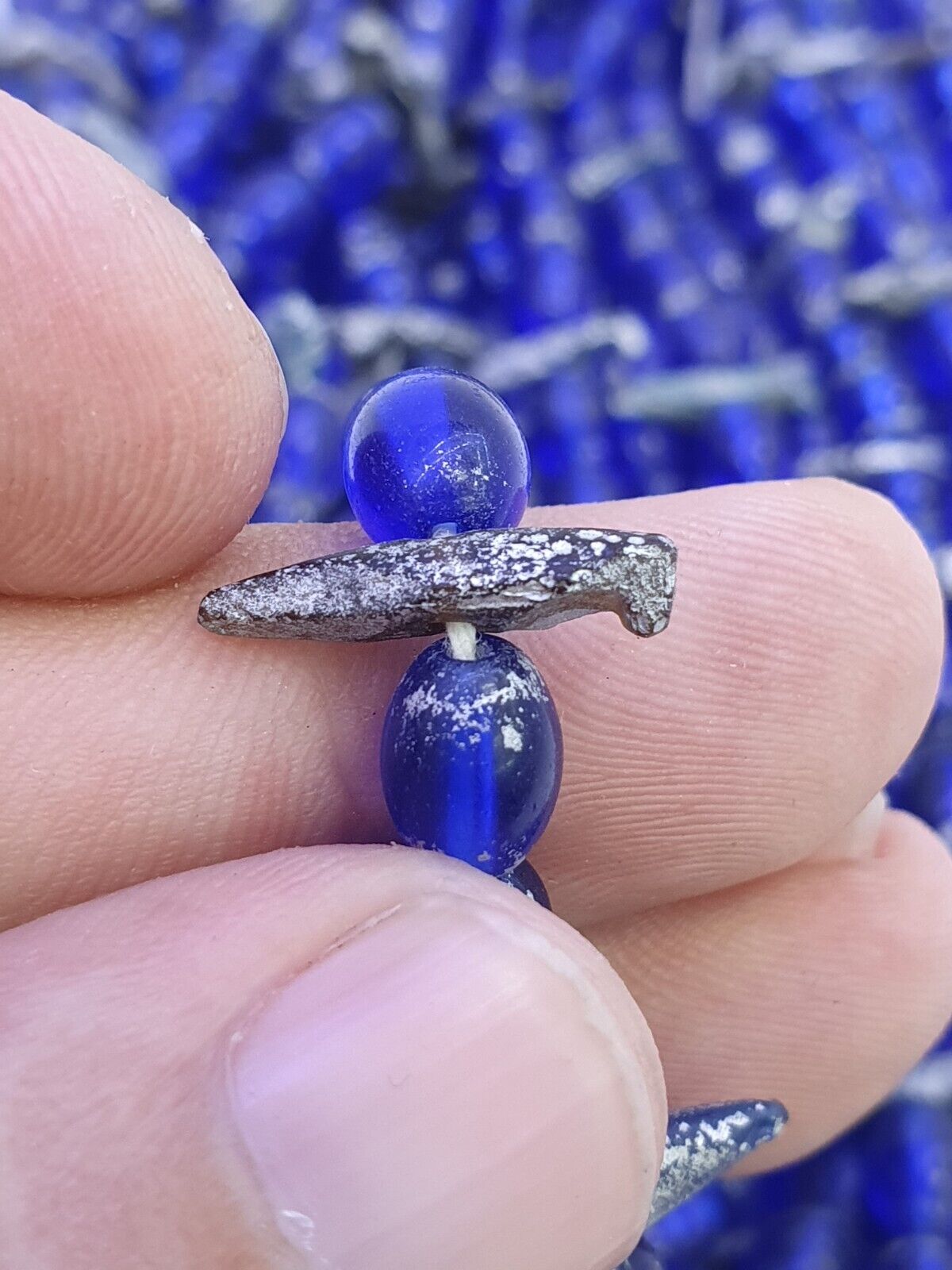 Alte Perlen aus blauem Glas mit antikem römischem Glasschmuck, Halskette der Antike