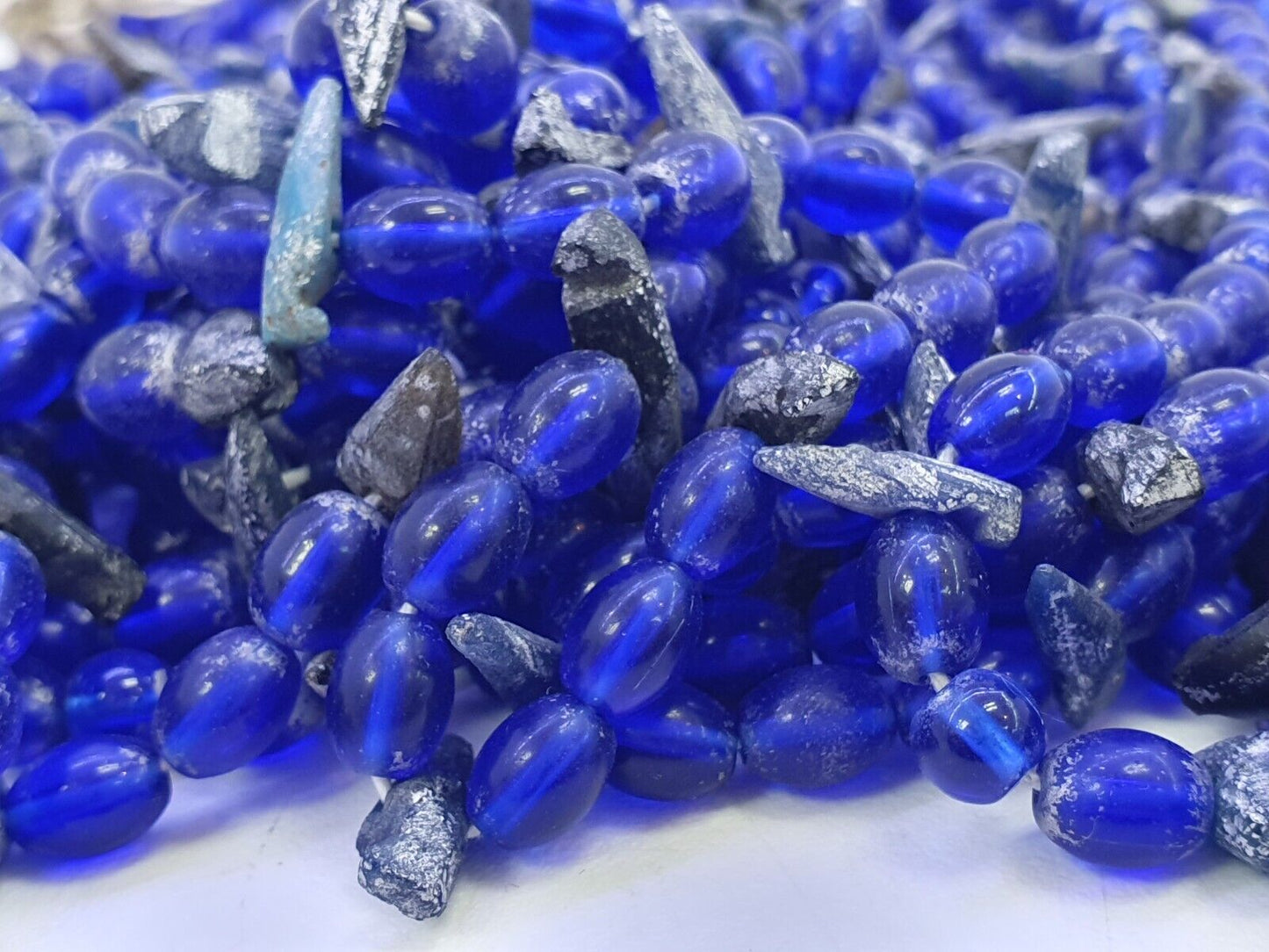 Alte Perlen aus blauem Glas mit antikem römischem Glasschmuck, Halskette der Antike