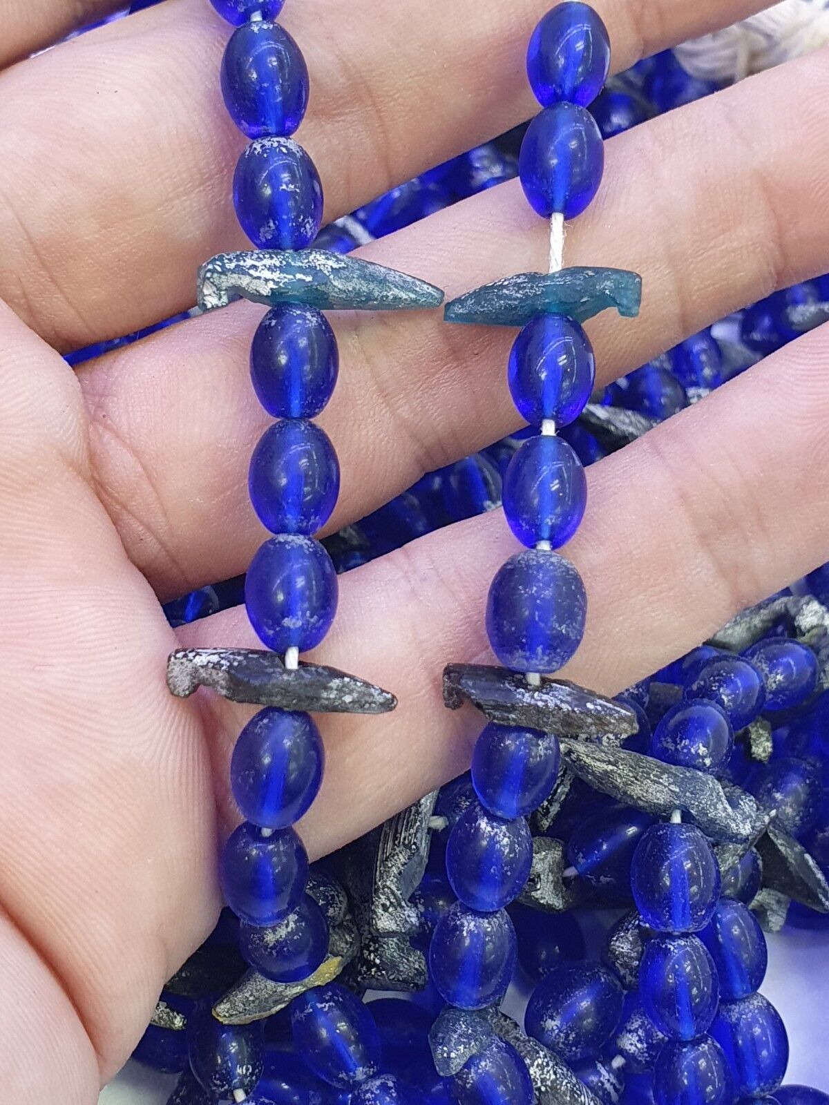 Alte Perlen aus blauem Glas mit antikem römischem Glasschmuck, Halskette der Antike