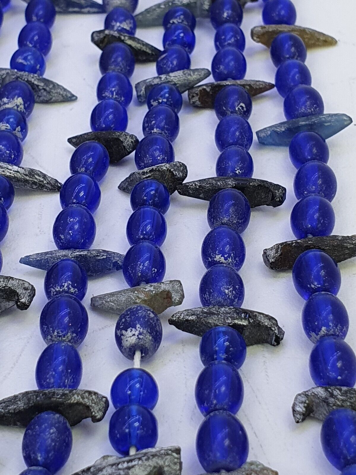 Alte Perlen aus blauem Glas mit antikem römischem Glasschmuck, Halskette der Antike