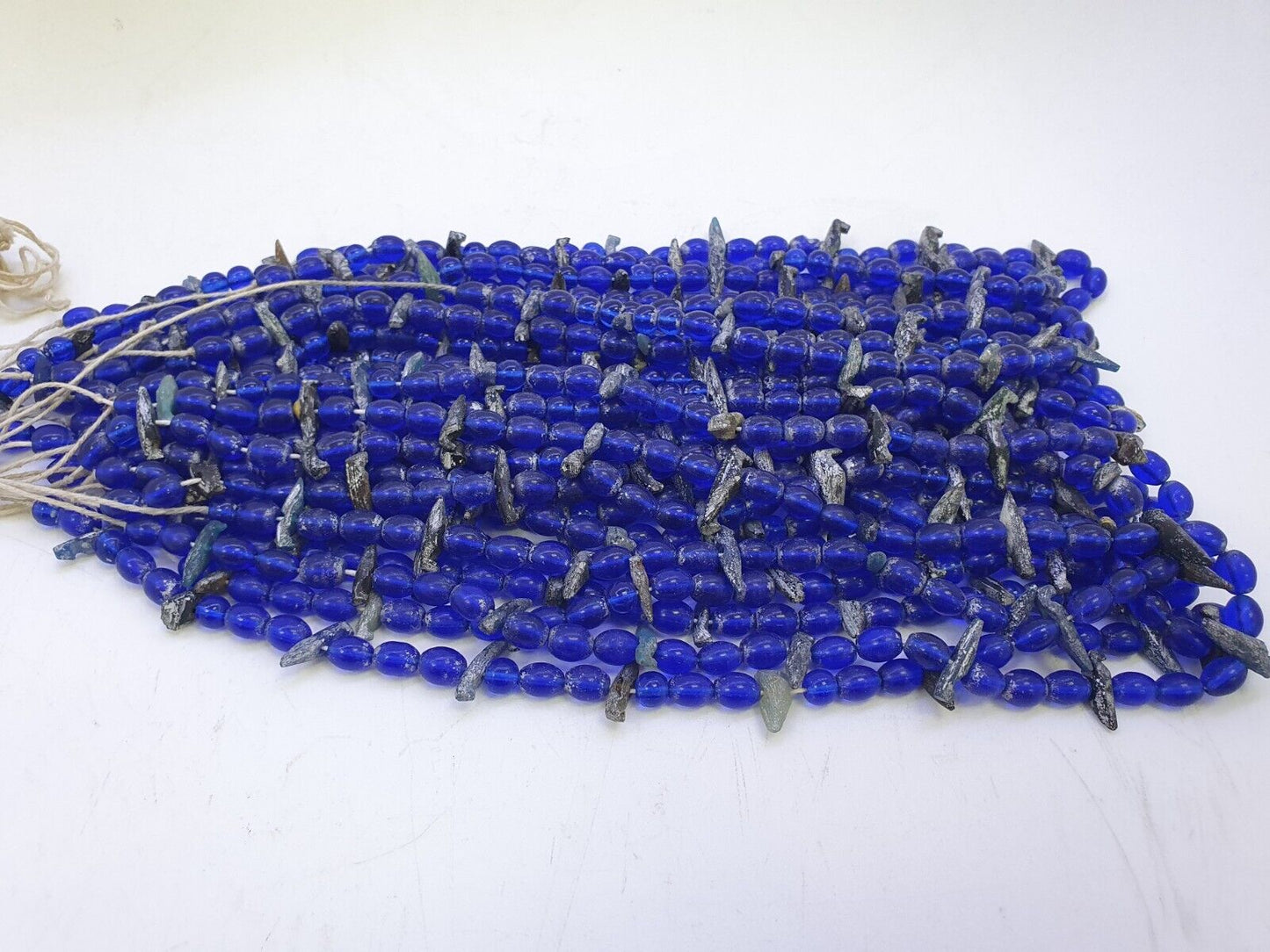 Alte Perlen aus blauem Glas mit antikem römischem Glasschmuck, Halskette der Antike