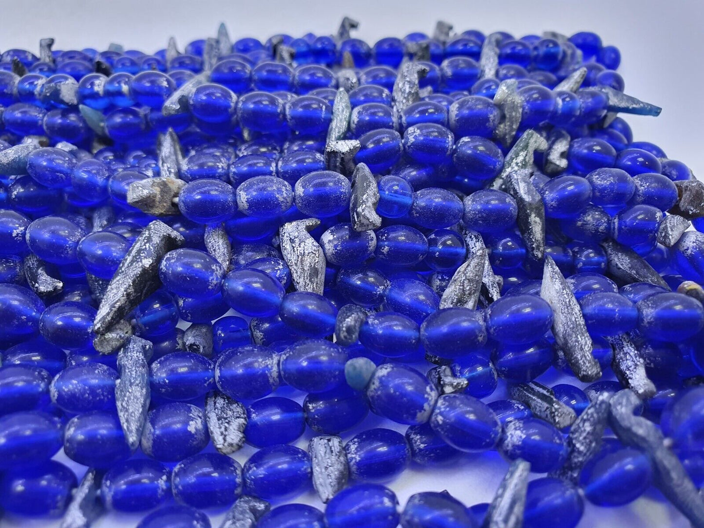 Alte Perlen aus blauem Glas mit antikem römischem Glasschmuck, Halskette der Antike