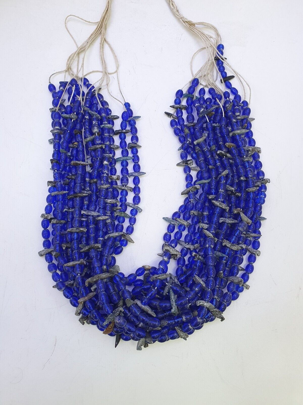 Alte Perlen aus blauem Glas mit antikem römischem Glasschmuck, Halskette der Antike