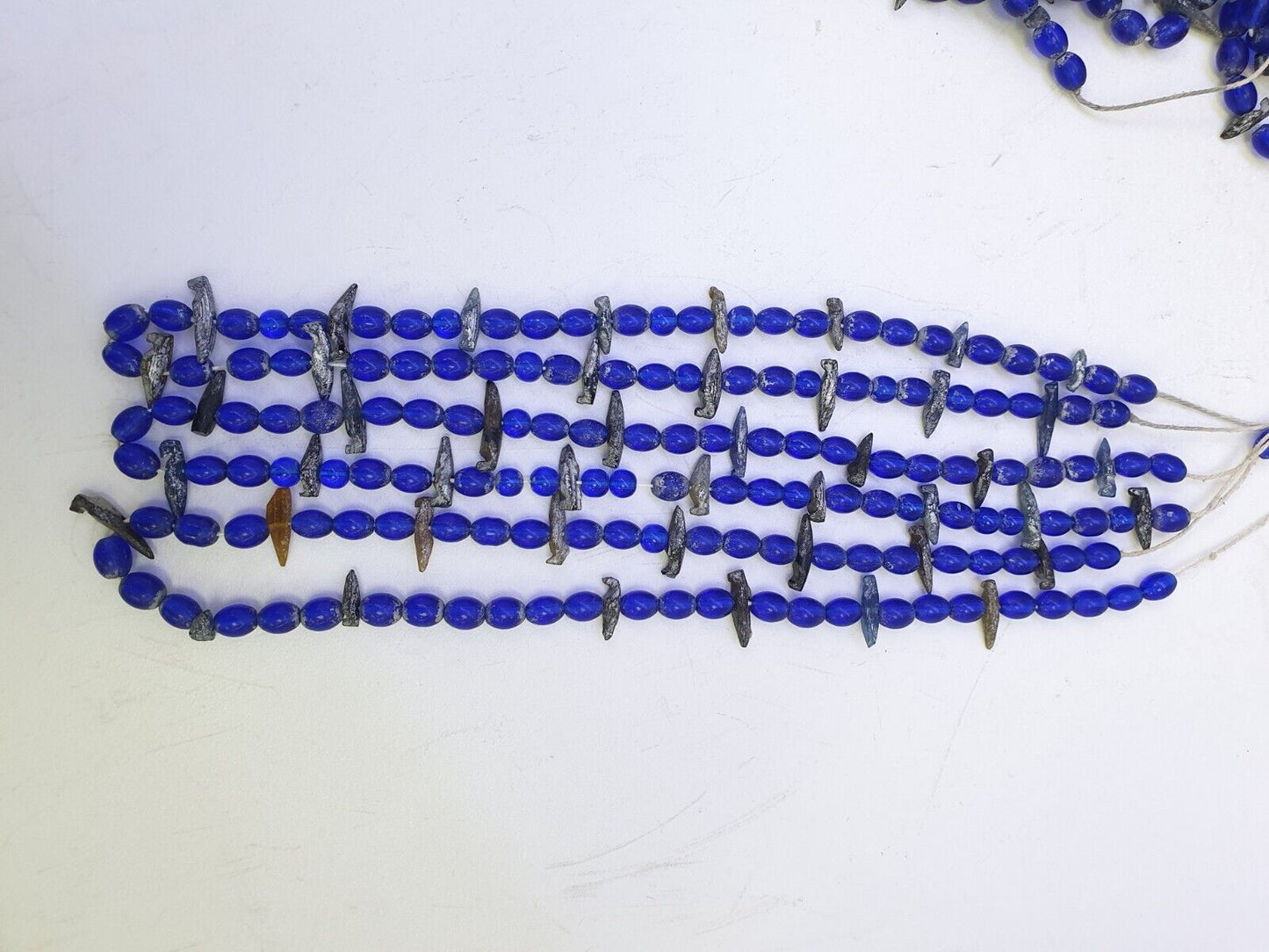 Alte Perlen aus blauem Glas mit antikem römischem Glasschmuck, Halskette der Antike
