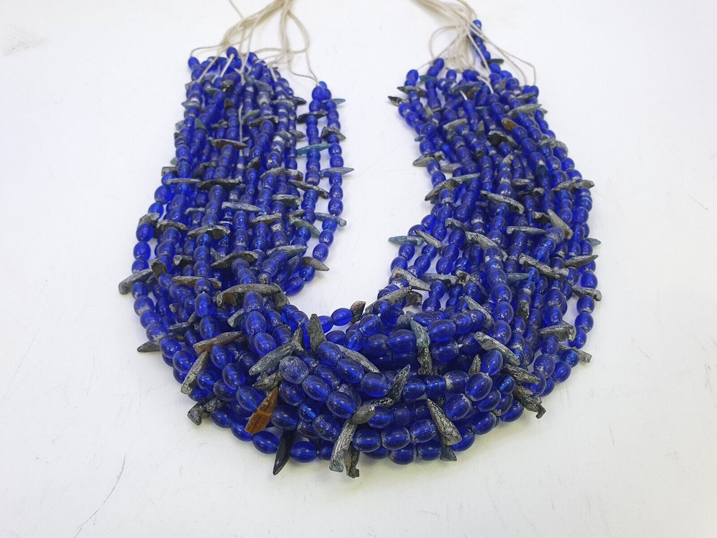 Alte Perlen aus blauem Glas mit antikem römischem Glasschmuck, Halskette der Antike