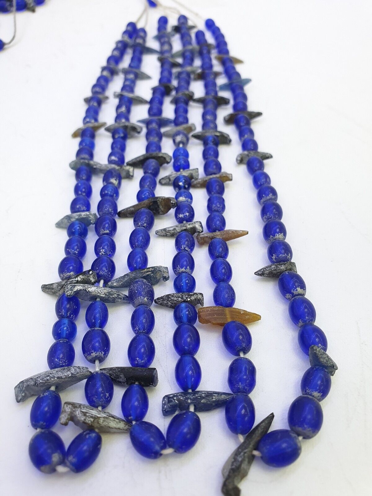Alte Perlen aus blauem Glas mit antikem römischem Glasschmuck, Halskette der Antike