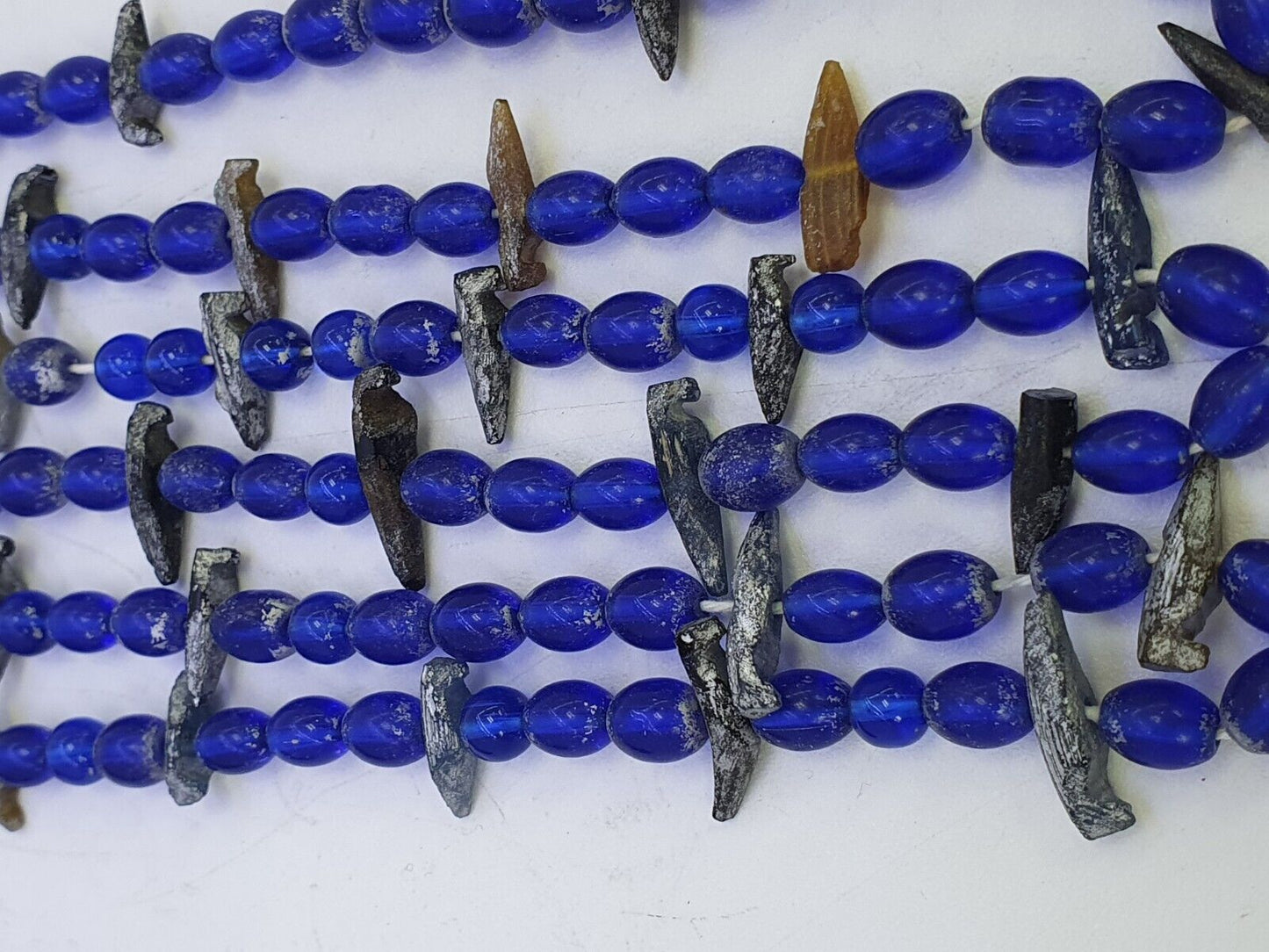 Alte Perlen aus blauem Glas mit antikem römischem Glasschmuck, Halskette der Antike