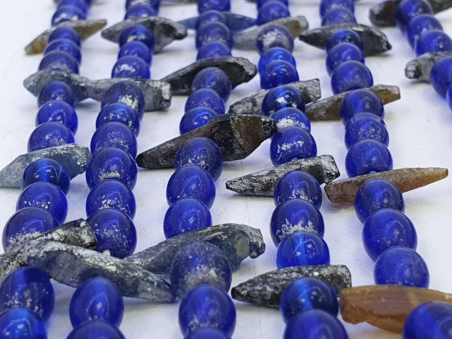 Alte Perlen aus blauem Glas mit antikem römischem Glasschmuck, Halskette der Antike