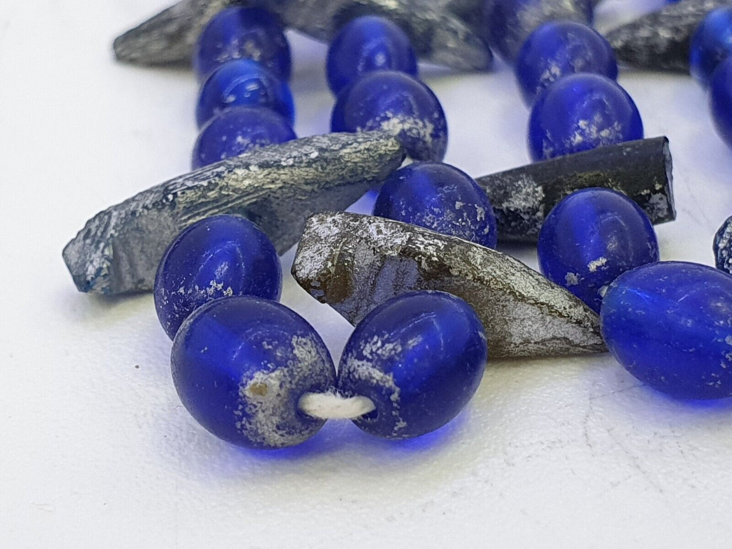 Alte Perlen aus blauem Glas mit antikem römischem Glasschmuck, Halskette der Antike