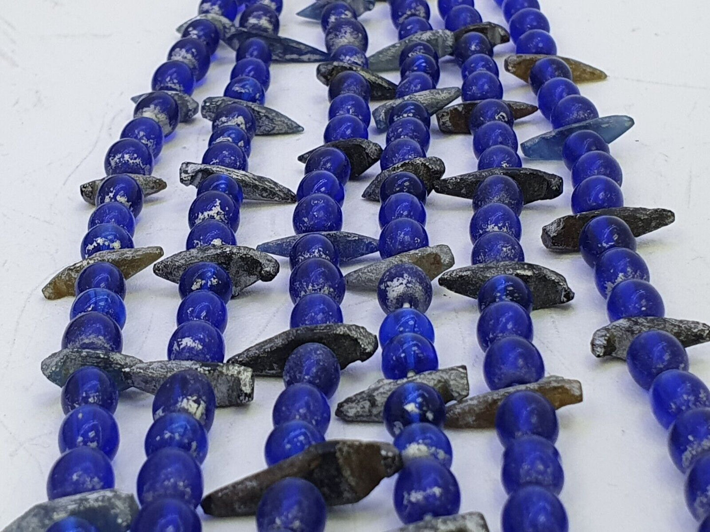 Alte Perlen aus blauem Glas mit antikem römischem Glasschmuck, Halskette der Antike
