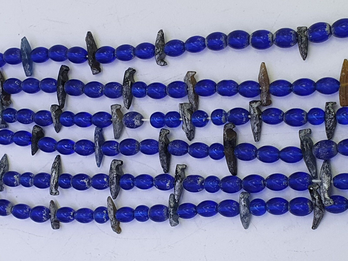 Alte Perlen aus blauem Glas mit antikem römischem Glasschmuck, Halskette der Antike
