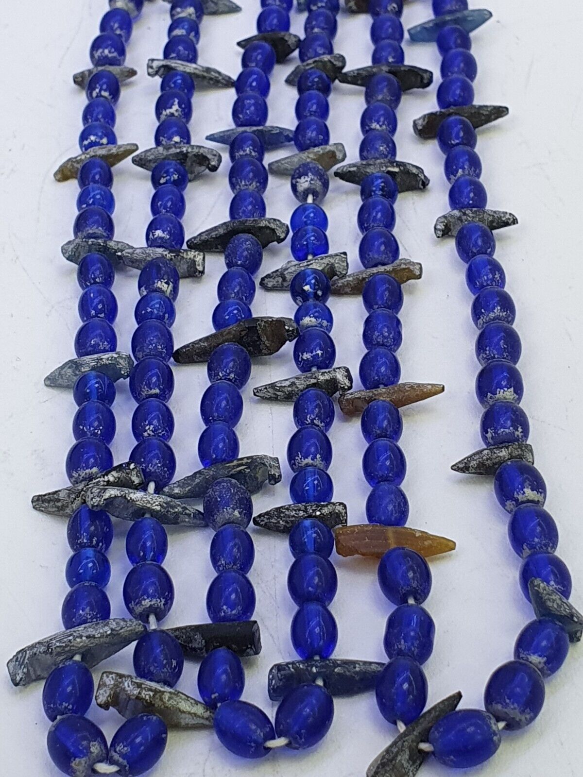 Alte Perlen aus blauem Glas mit antikem römischem Glasschmuck, Halskette der Antike