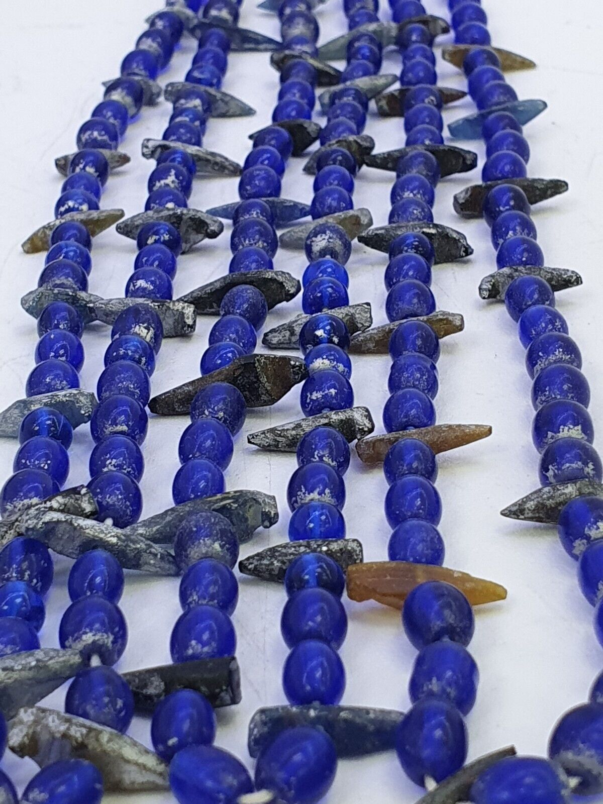 Alte Perlen aus blauem Glas mit antikem römischem Glasschmuck, Halskette der Antike