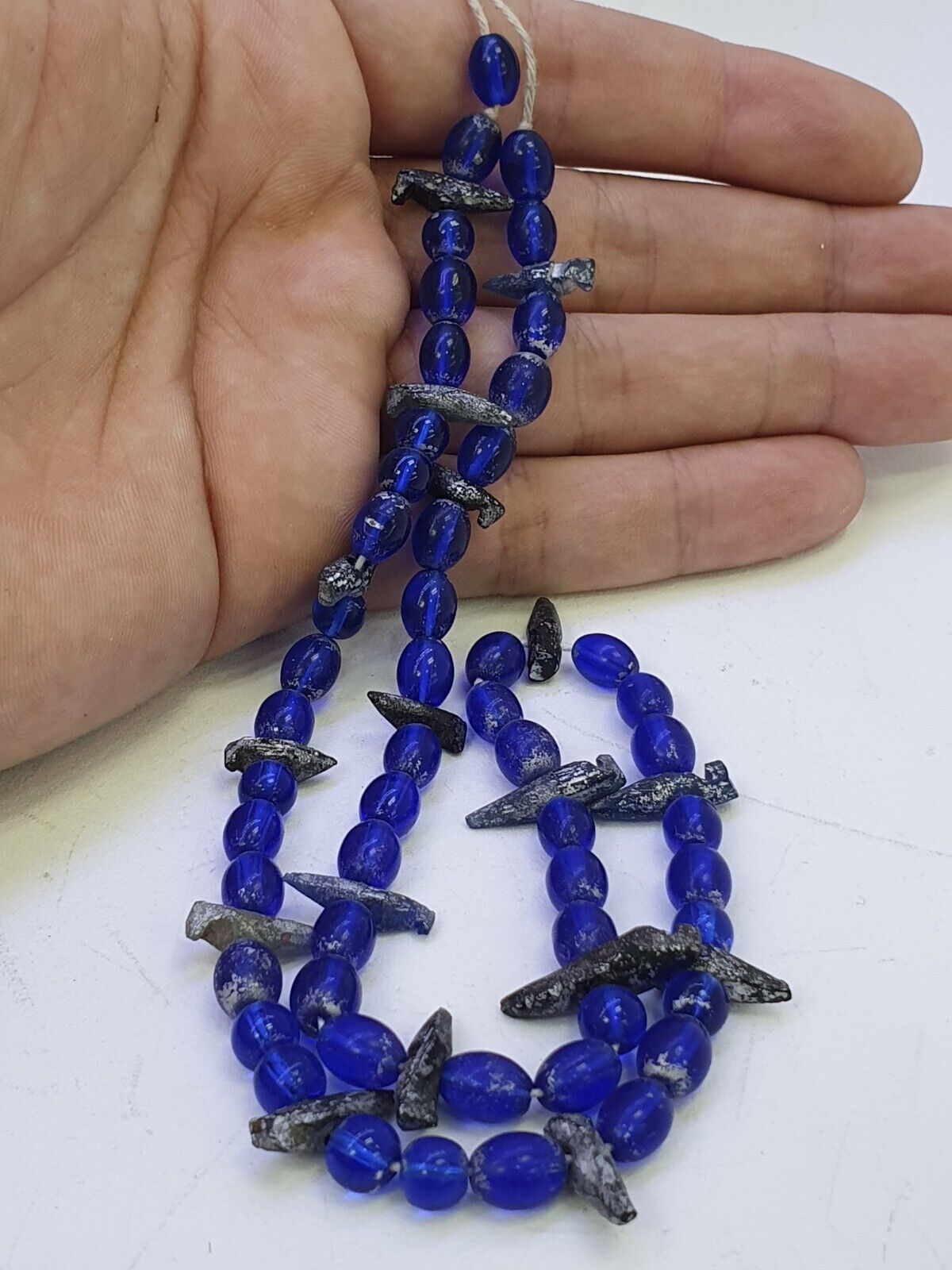 Alte Perlen aus blauem Glas mit antikem römischem Glasschmuck, Halskette der Antike