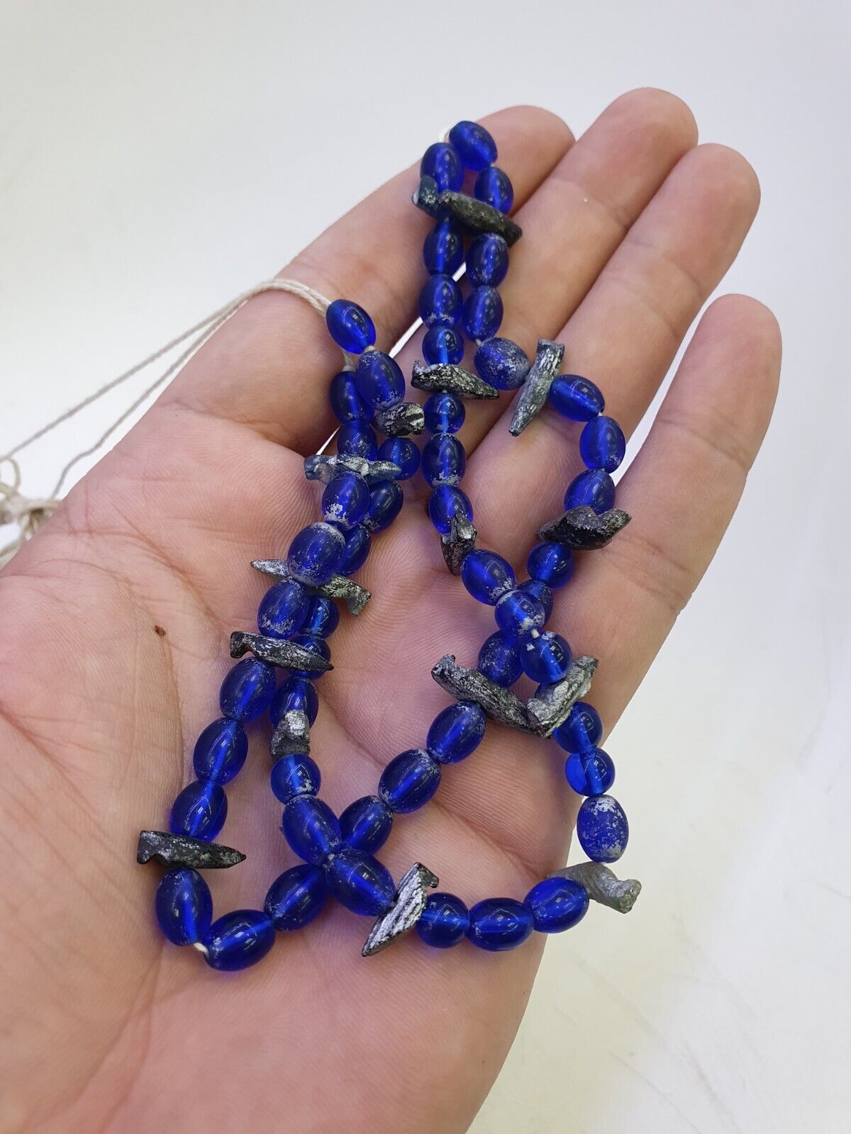 Alte Perlen aus blauem Glas mit antikem römischem Glasschmuck, Halskette der Antike