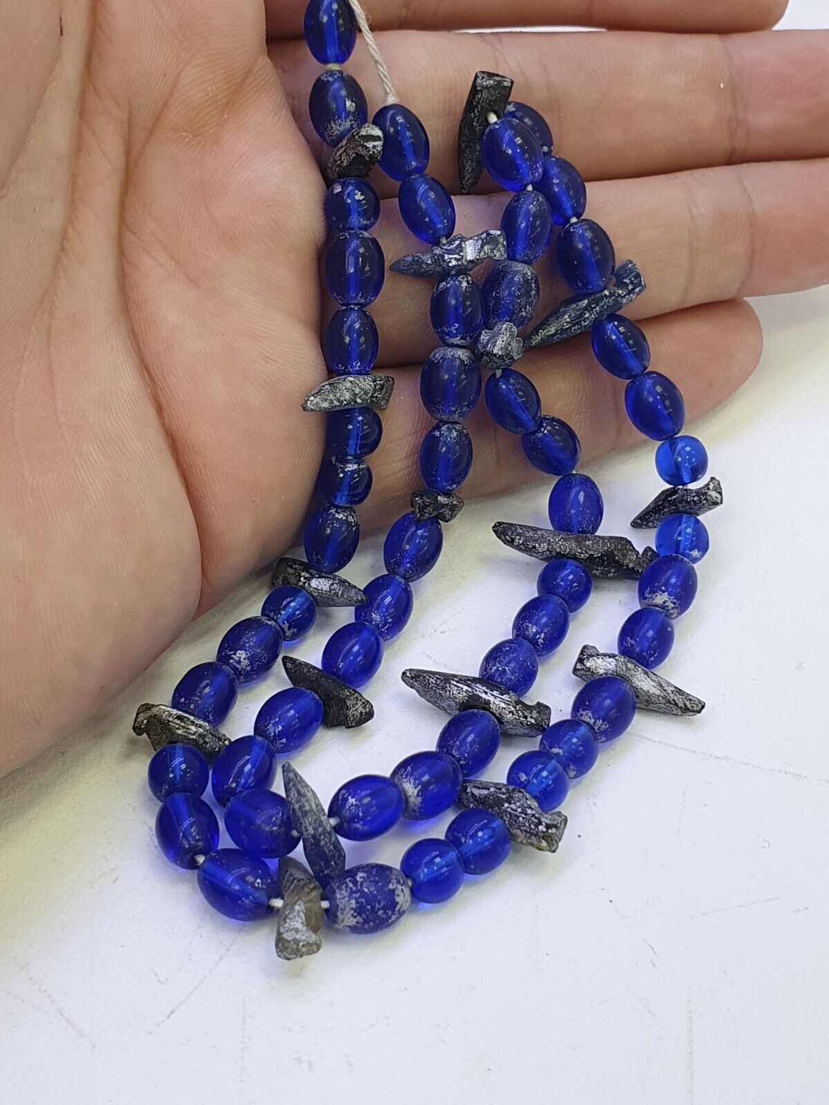 Alte Perlen aus blauem Glas mit antikem römischem Glasschmuck, Halskette der Antike