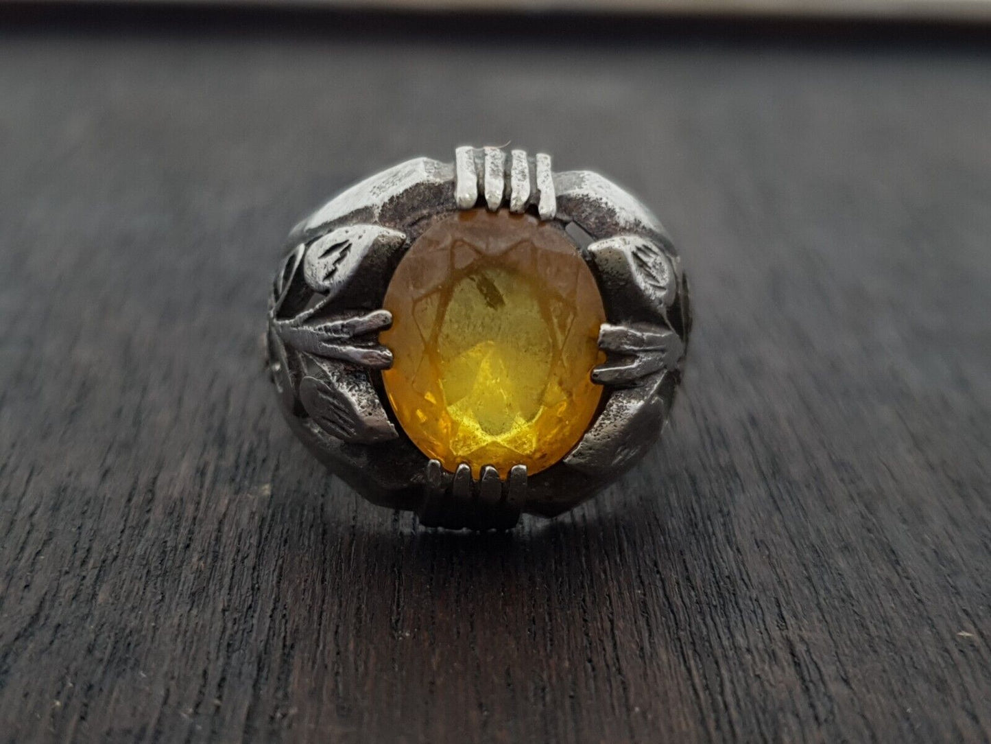 Antiker nahöstlicher alter riesiger Ring mit altem gelben Steinring