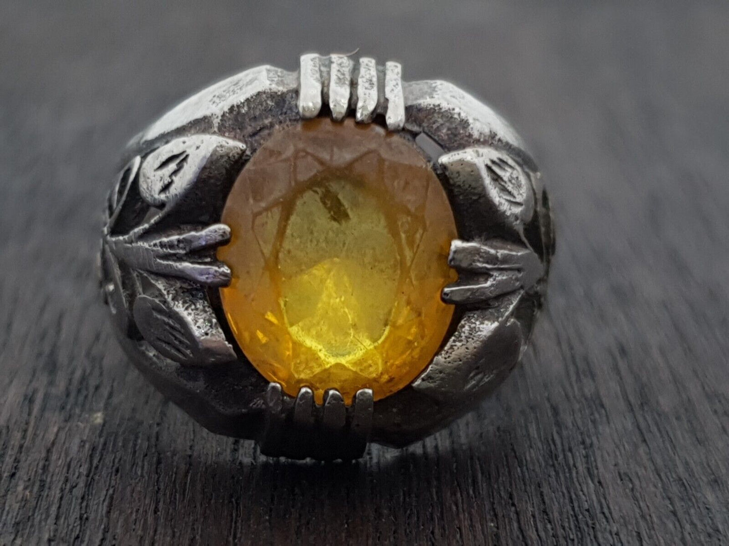 Antiker nahöstlicher alter riesiger Ring mit altem gelben Steinring
