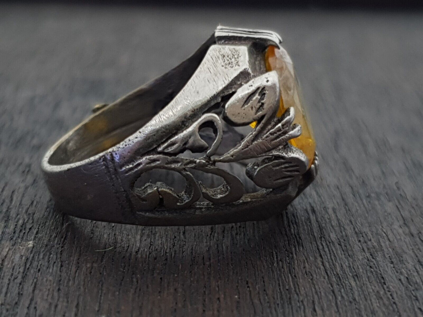 Antiker nahöstlicher alter riesiger Ring mit altem gelben Steinring