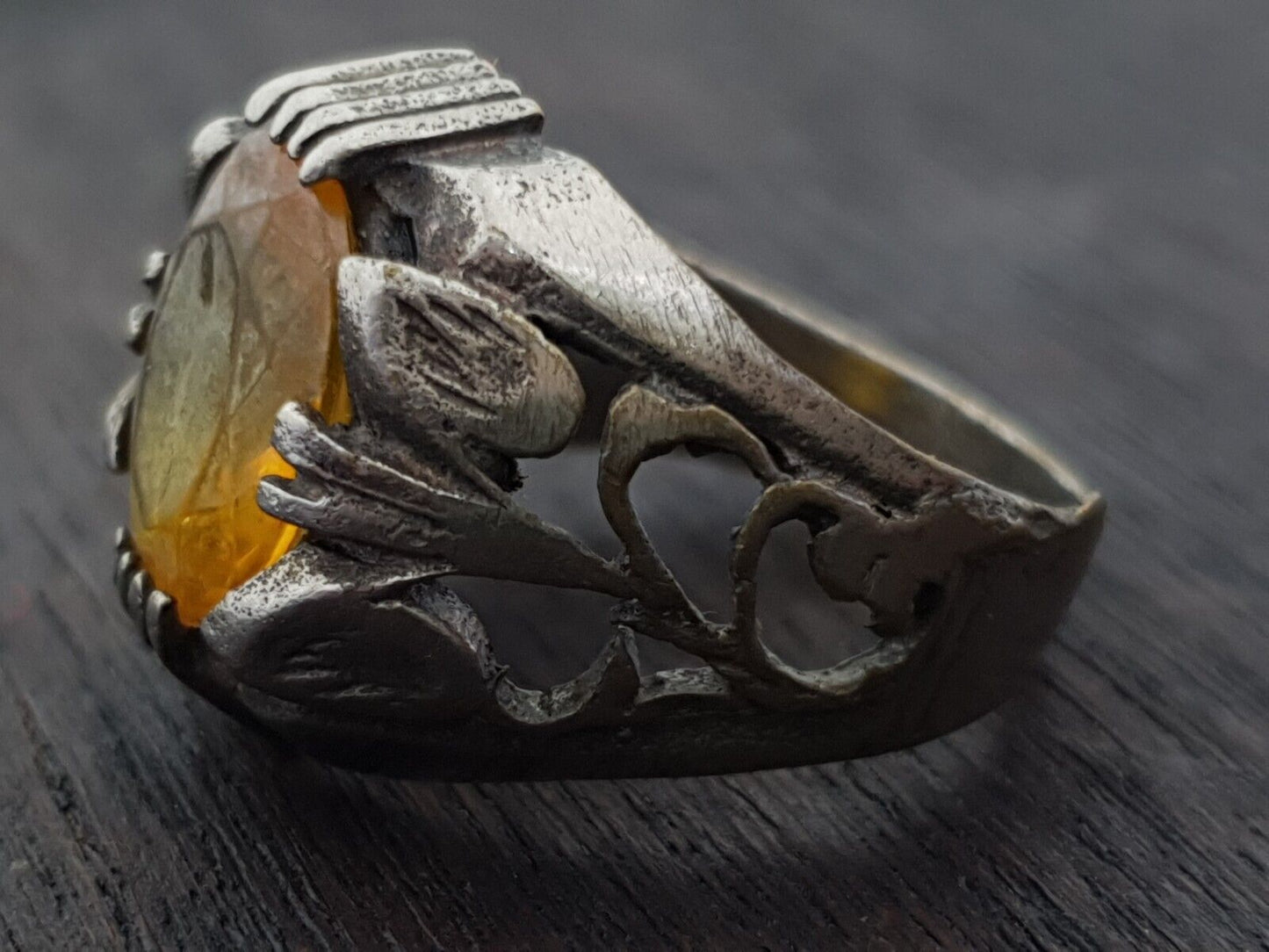 Antiker nahöstlicher alter riesiger Ring mit altem gelben Steinring