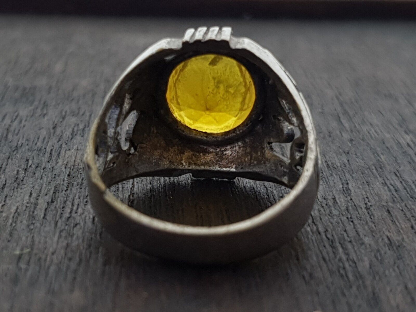 Antiker nahöstlicher alter riesiger Ring mit altem gelben Steinring