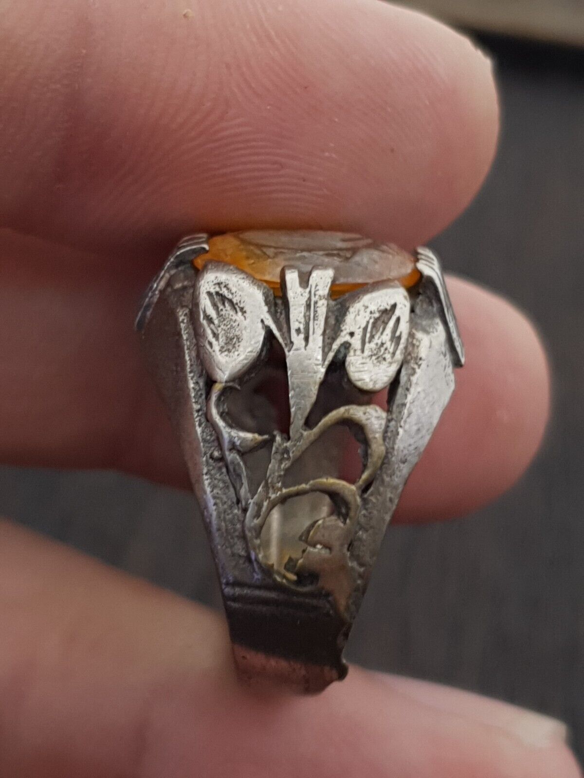 Antiker nahöstlicher alter riesiger Ring mit altem gelben Steinring