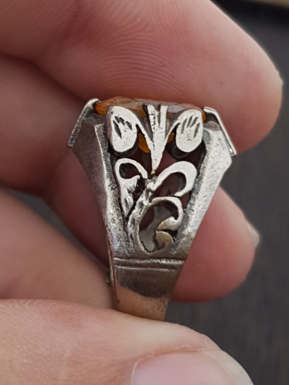 Antiker nahöstlicher alter riesiger Ring mit altem gelben Steinring
