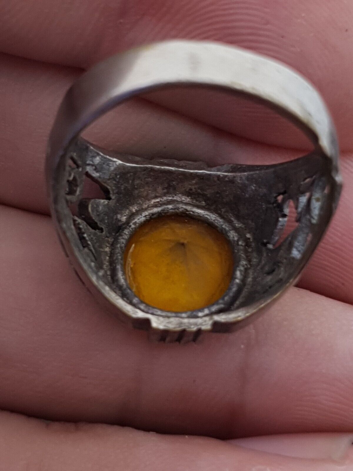 Antiker nahöstlicher alter riesiger Ring mit altem gelben Steinring