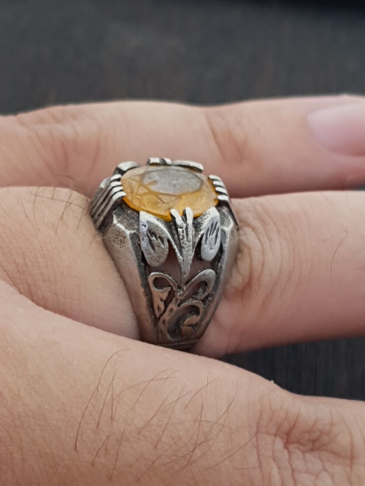 Antiker nahöstlicher alter riesiger Ring mit altem gelben Steinring