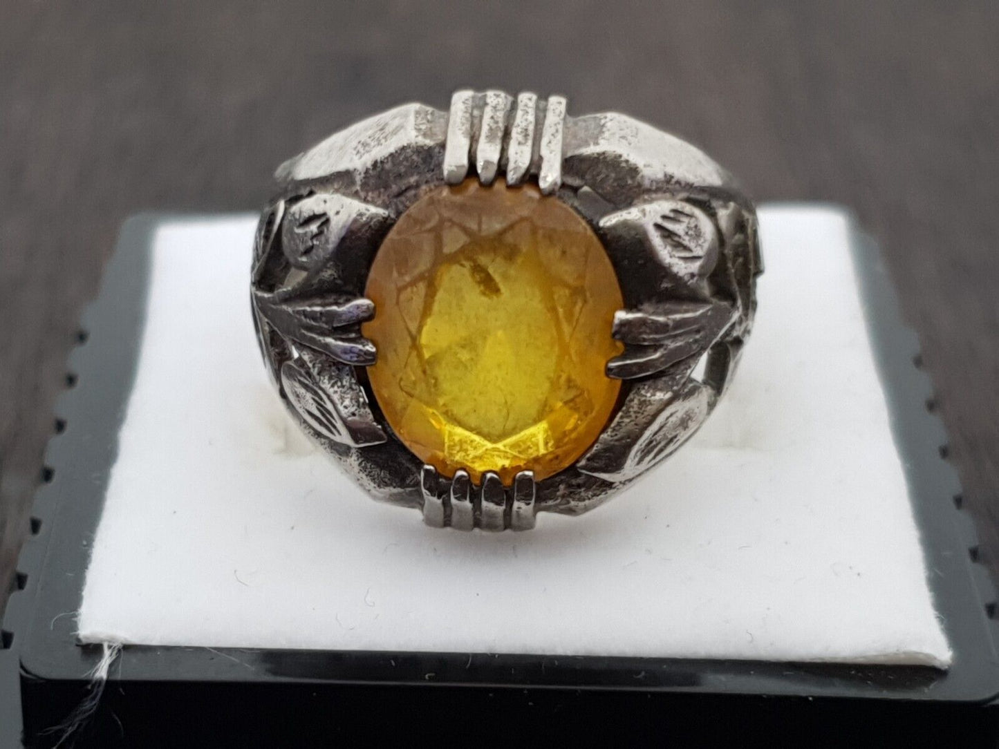 Antiker nahöstlicher alter riesiger Ring mit altem gelben Steinring