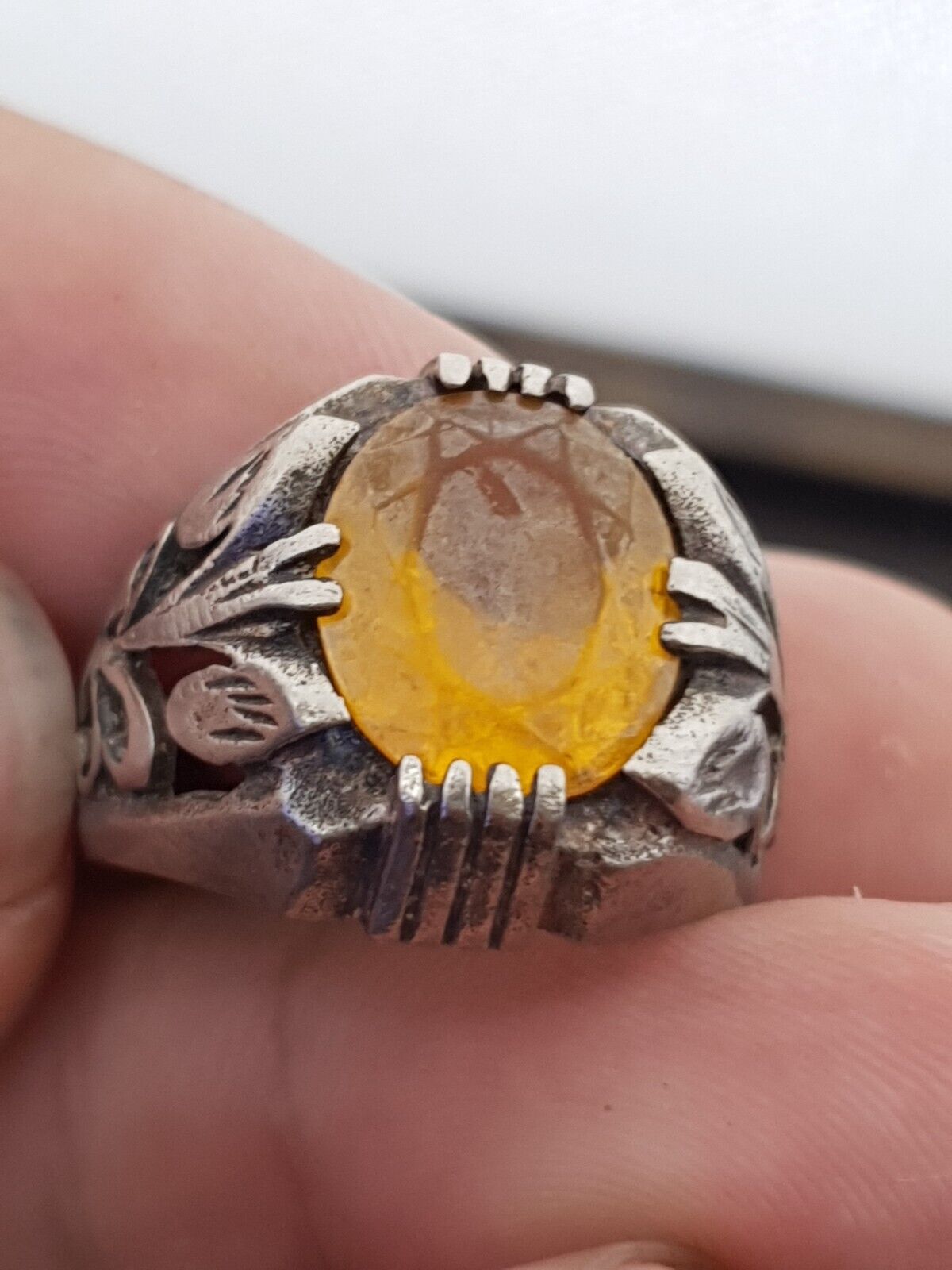 Antiker nahöstlicher alter riesiger Ring mit altem gelben Steinring
