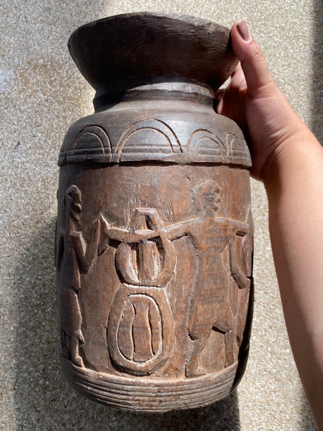 古董 1700 年代木臼手工雕刻原始水罐花瓶，帶人物圖案