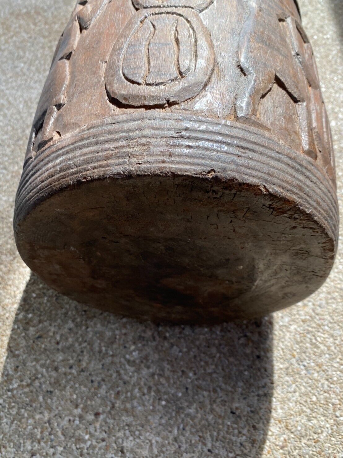 古董 1700 年代木臼手工雕刻原始水罐花瓶，帶人物圖案