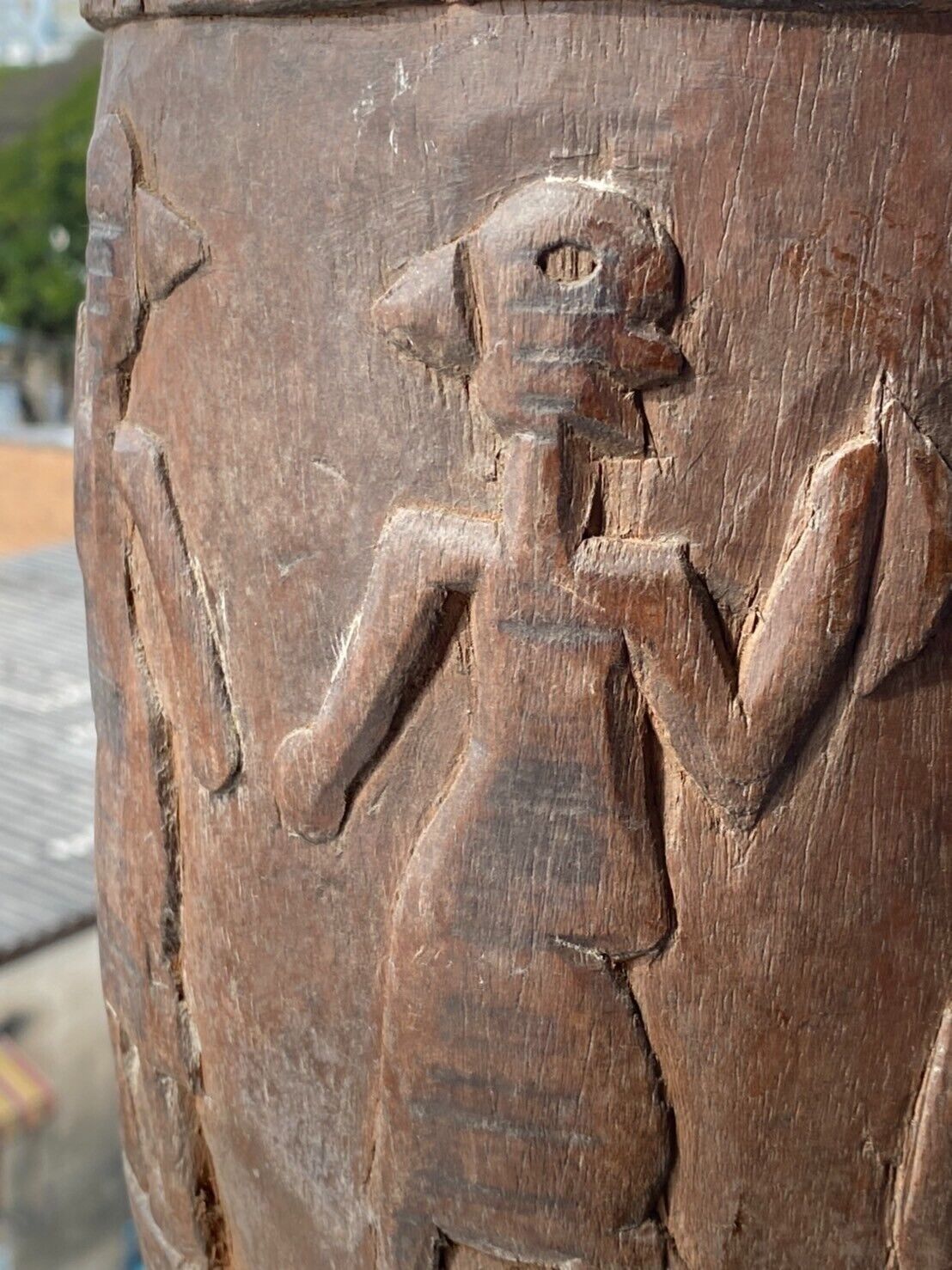 古董 1700 年代木臼手工雕刻原始水罐花瓶，帶人物圖案