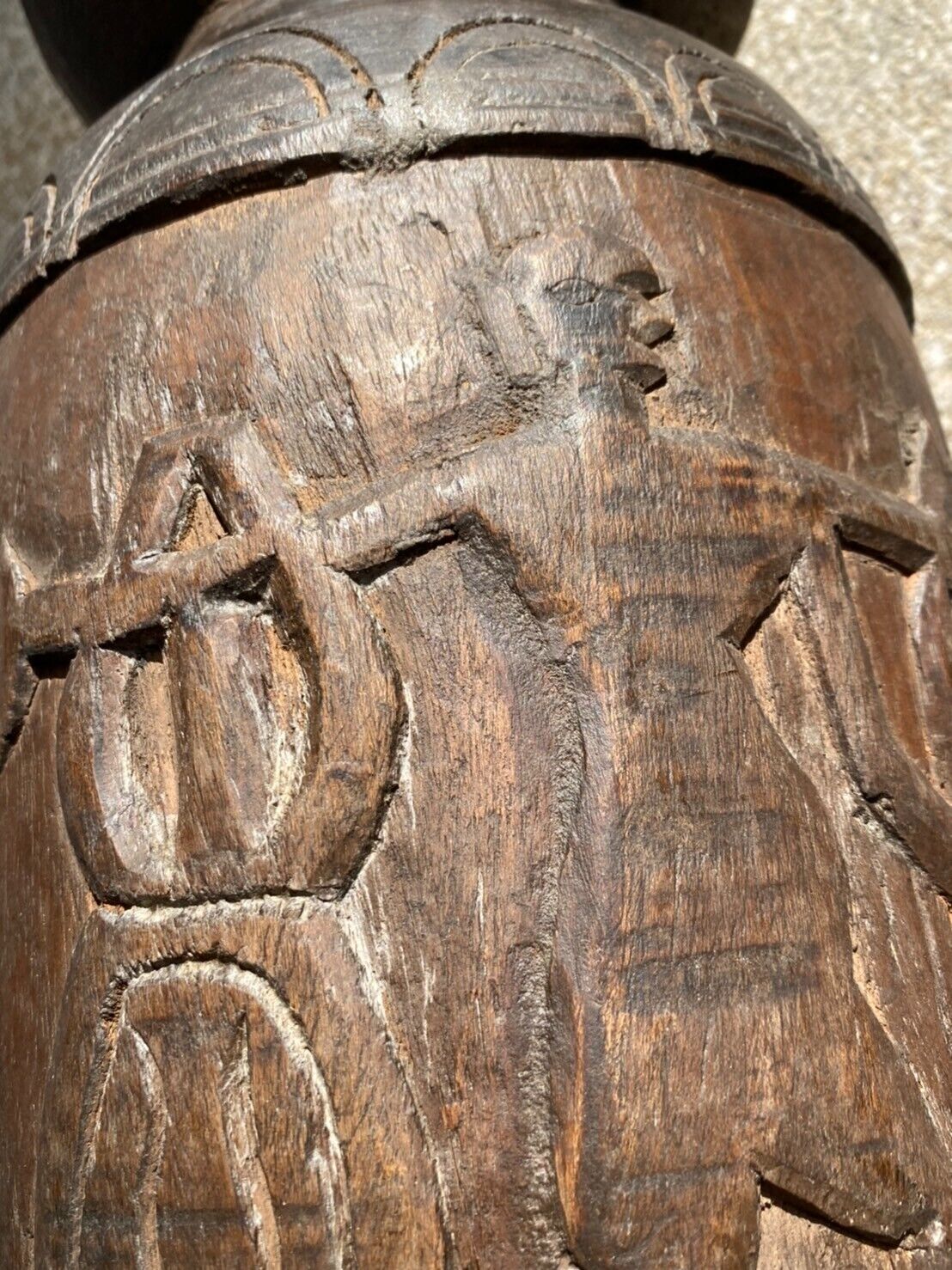 古董 1700 年代木臼手工雕刻原始水罐花瓶，帶人物圖案