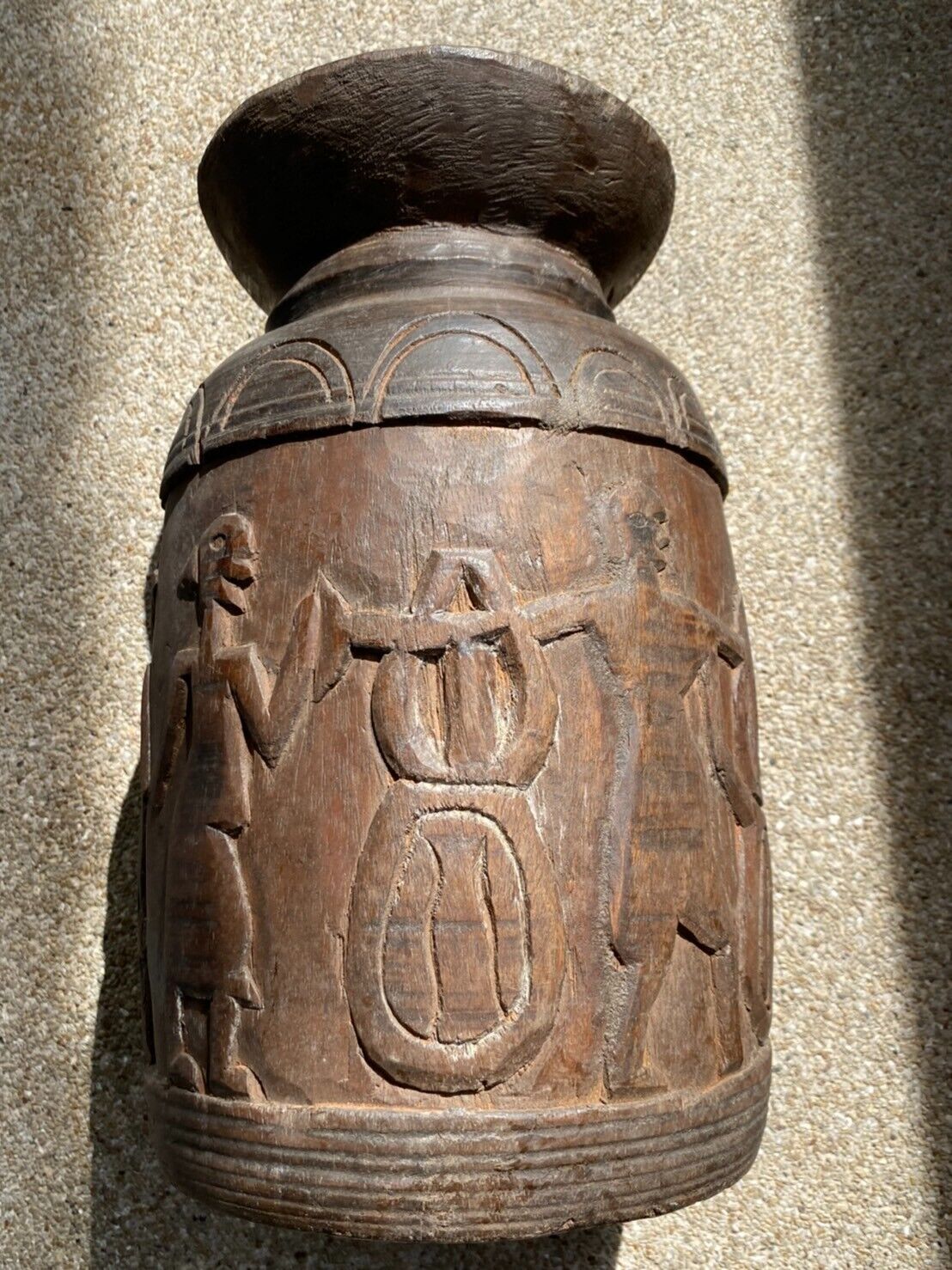 古董 1700 年代木臼手工雕刻原始水罐花瓶，帶人物圖案