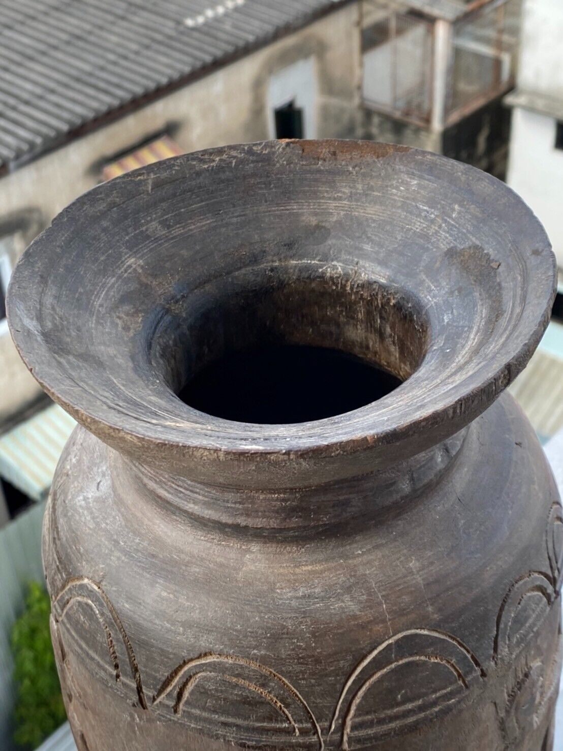 古董 1700 年代木臼手工雕刻原始水罐花瓶，帶人物圖案