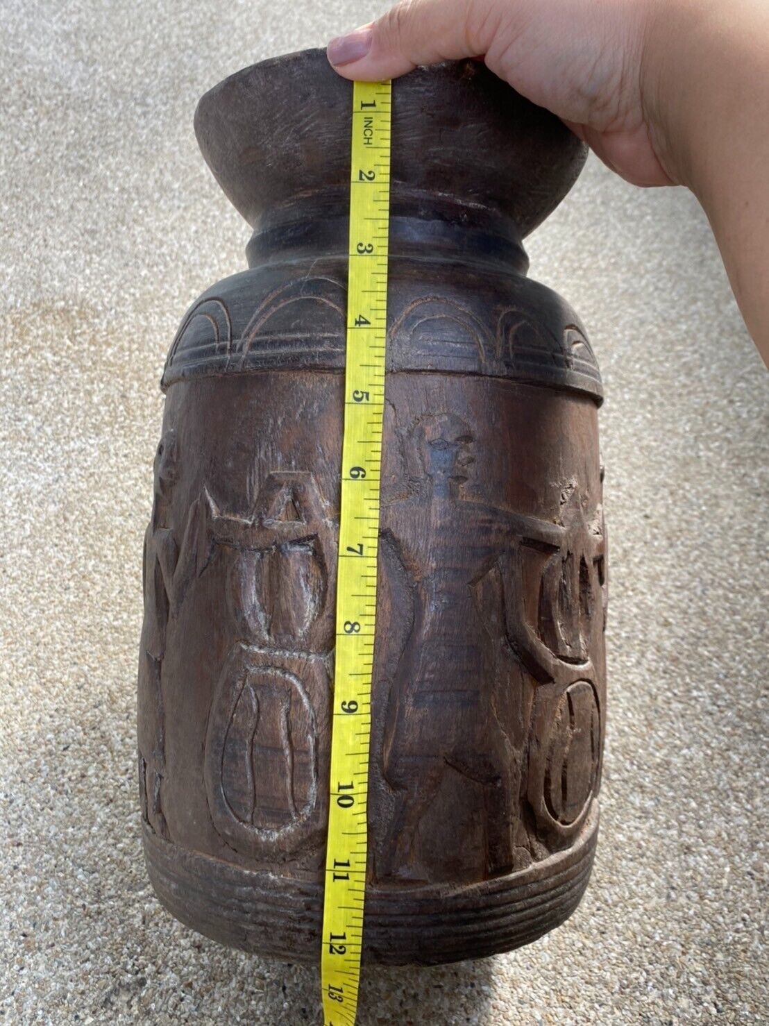 古董 1700 年代木臼手工雕刻原始水罐花瓶，帶人物圖案