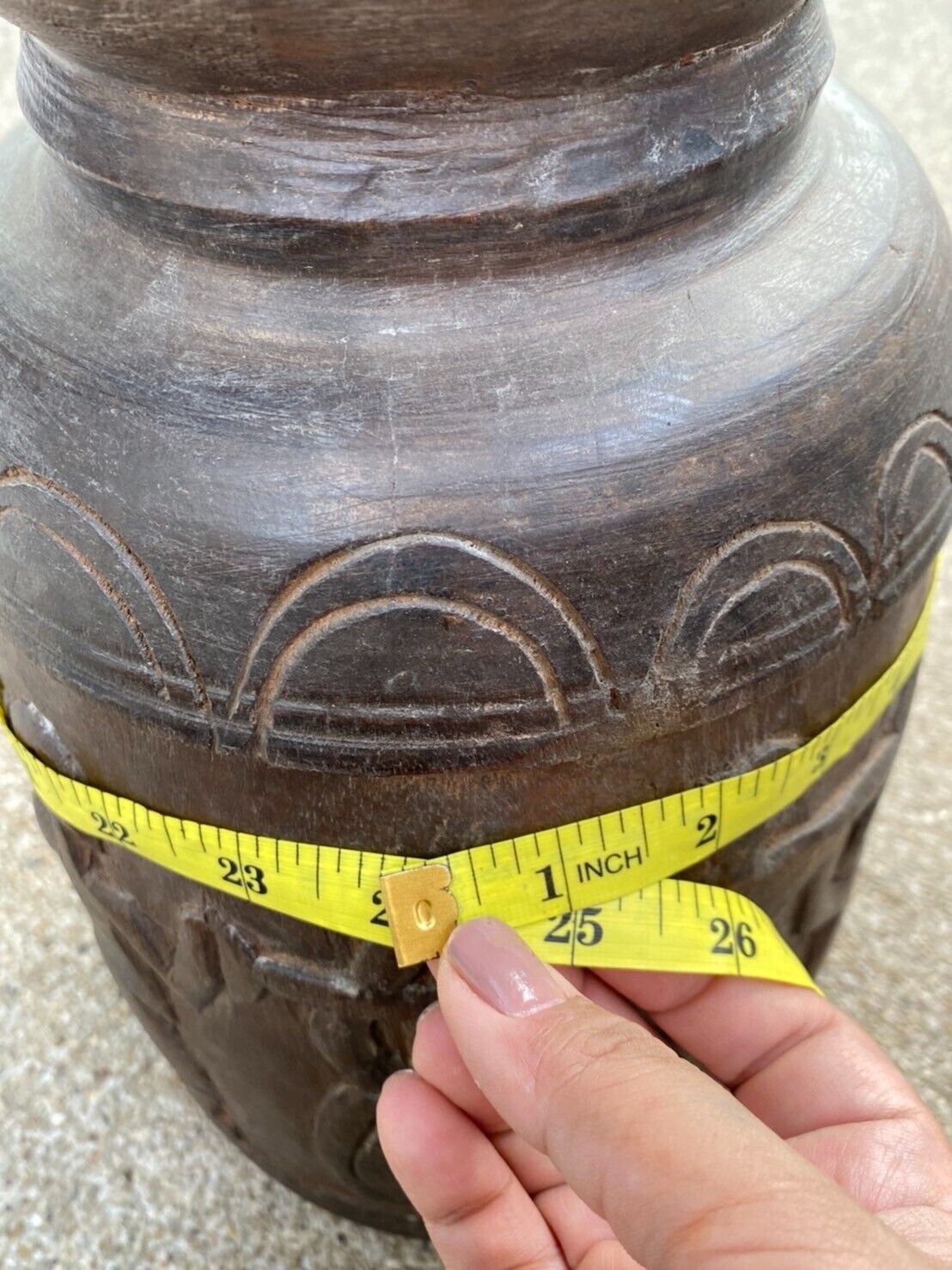 古董 1700 年代木臼手工雕刻原始水罐花瓶，帶人物圖案