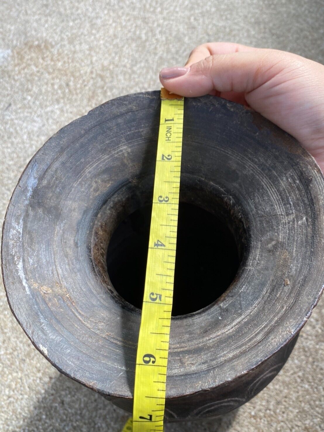 古董 1700 年代木臼手工雕刻原始水罐花瓶，帶人物圖案